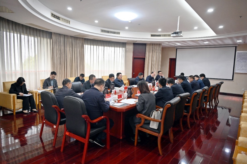 会议室里的椅子上

中度可信度描述已自动生成